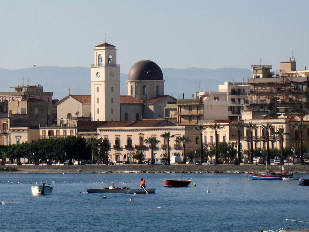 Rakelhome - Vista del Duomo e della passeggiata, affacciata sul mare di Levante