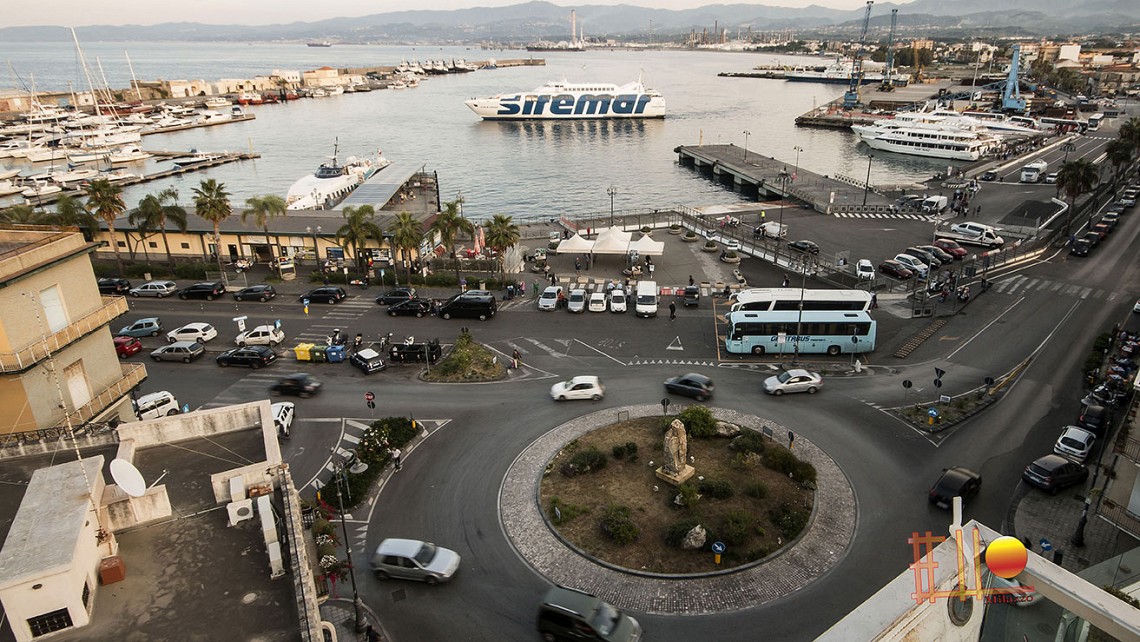 Rakelhome - Vista del porto di Milazzo e dell'imbarco per le Isole Eolie dalle nostre camere