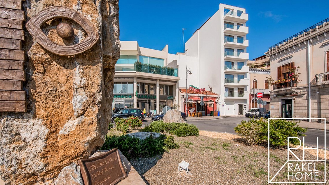 Rakelhome - Vista del B&b dalla rotatoria sul porto
