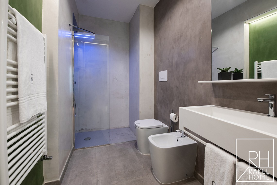 Rakelhome - Bagno in camera con doccia spazioso e moderno