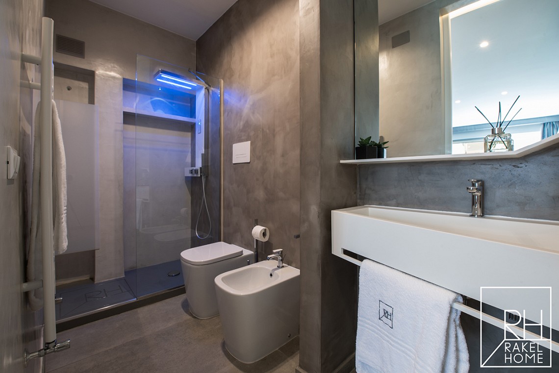 Rakelhome - Bagno in camera con doccia con cromoterapia